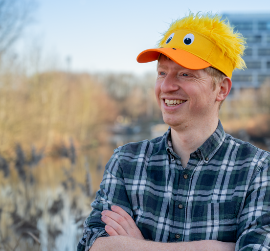 X²O Casquette Ducky avec perruque jaune