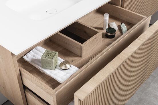 Balmani Forma zwevend badmeubel 180 x 55 cm naturel eiken met Tablo Arcato dubbele wastafel in solid surface mat wit Verticale symmetrische rechte ribbel