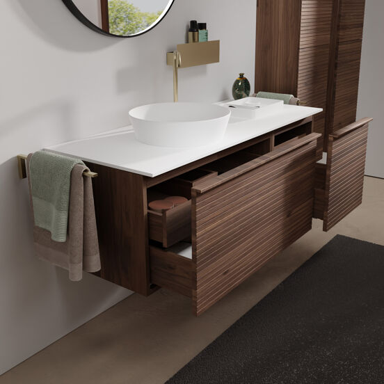 Balmani Forma meuble salle de bains suspendu 135 x 55 cm noyer américain avec Stretto tablette simple ou double en solid surface blanc mat, Nervure droite symétrique horizontale