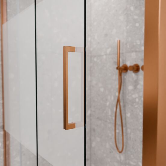 Balmani Senses Design douche en coin avec porte coulissante à gauche et paroi latérale fixe, 160 x 100 cm, Verre transparent avec bande matte, Profil Brushed Rosegold
