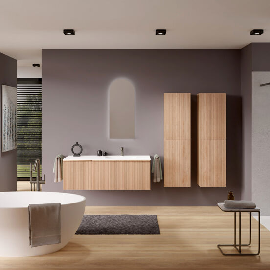 Balmani Forma zwevend badkamermeubel 135 x 55 cm natuur eik met Tablo Arcato asymmetrisch rechtse wastafel in solid surface mat wit, Verticale asymmetrische ronde ribbel