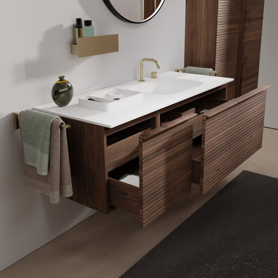 Balmani Forma zwevend badkamermeubel 135 x 55 cm amerikaanse notelaar met Tablo Arcato asymmetrisch rechtse wastafel in solid surface mat wit, Horizontale symmetrische rechte ribbel