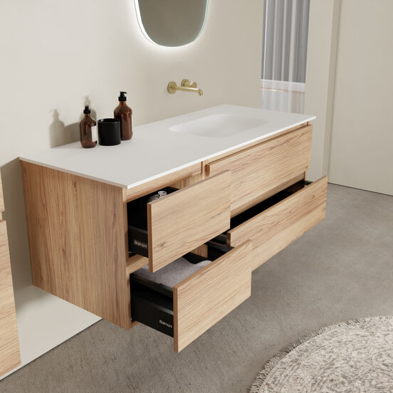 Balmani Lucida zwevend badkamermeubel 135 x 55 cm teak met Tablo Arcato asymmetrisch rechtse wastafel in solid surface mat wit