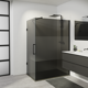 Balmani Modular paroi de douche avec porte pivotante avec paroi latérale fixe 136 x 84 cm verre fumé avec bande matte et profil noir mat