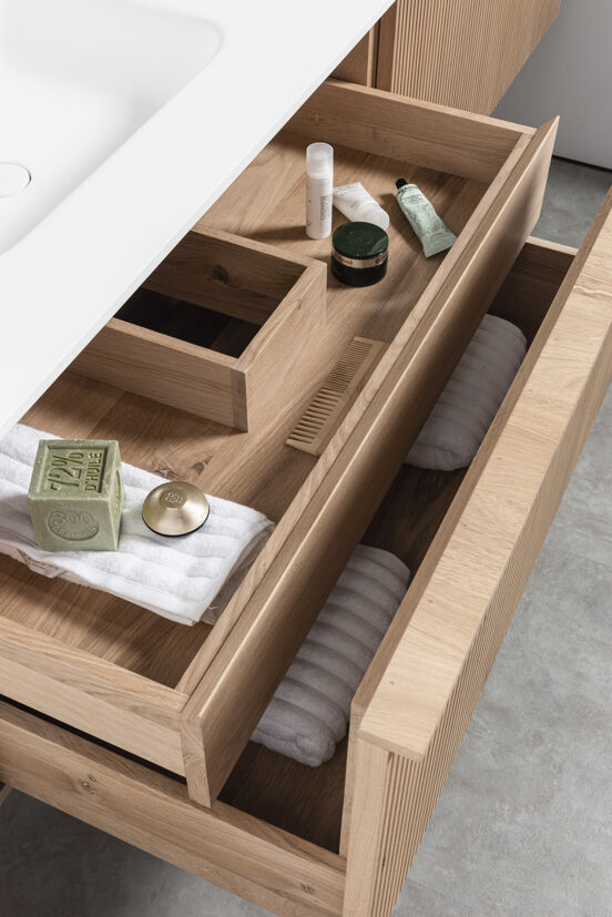 Balmani Forma zwevend badkamermeubel 120 x 55 cm natuur eik met Tablo Stretto enkele wastafel voor 2 kraangaten in solid surface mat wit, Verticale symmetrische rechte ribbel