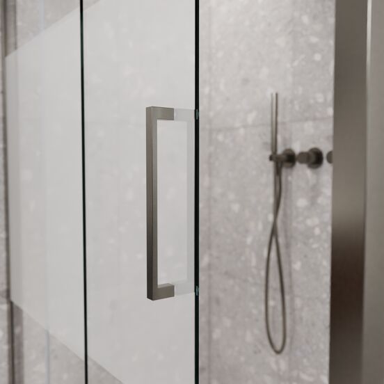Balmani Senses Design douchehoek met linkse schuifdeur en vaste zijwand, 120 x 100 cm, Helder glas met matte strook, Brushed GunMetal profielen, met coating