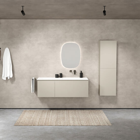 Balmani Idra zwevend badkamermeubel 135 x 55 cm steengrijs met Tablo Arcato asymmetrisch rechtse wastafel in solid surface mat wit