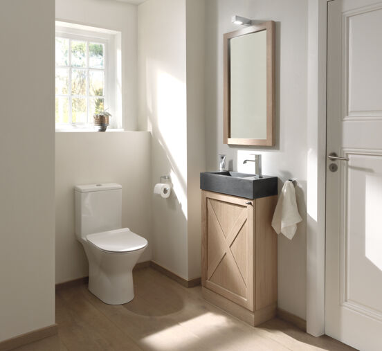 Luca Varess Delano wc à poser blanc brillant sans rebord, set d'installation inclus avec raccordement en L, robinet et flexible