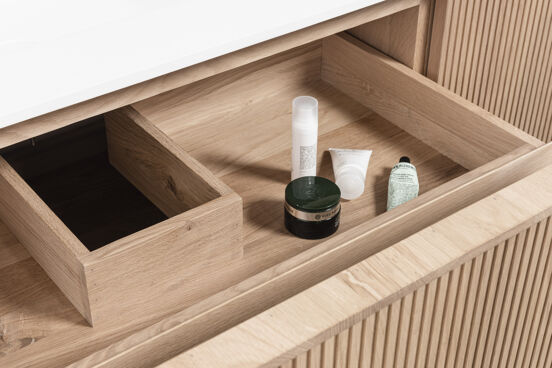 Balmani Forma zwevend badmeubel 180 x 55 cm naturel eiken met Tablo Arcato dubbele wastafel in solid surface mat wit Verticale symmetrische rechte ribbel