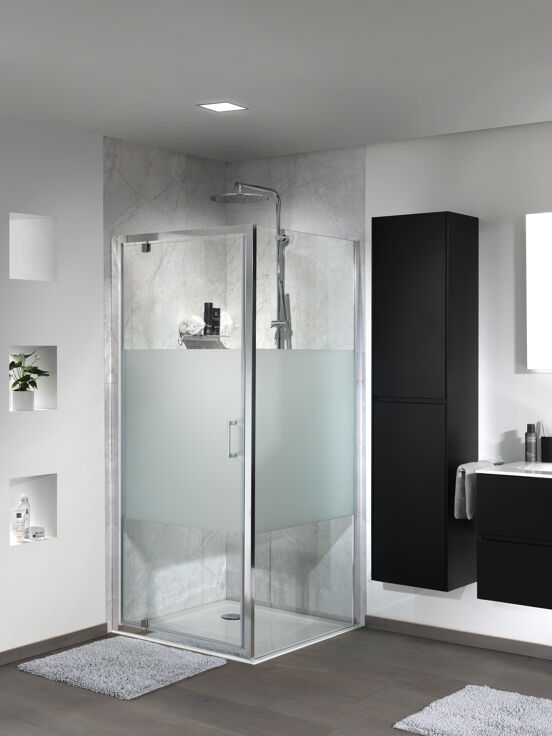 Luca Varess Vidor paroi d'angle avec porte pivotante et paroi latérale fixe 90 x 90 cm verre transparent avec bande mate profil chrome brillant