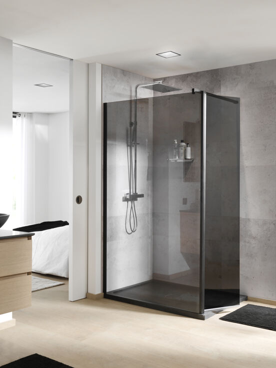 Balmani Move douche à l'italienne avec panneau latéral pivotant 120 x 200 cm verre fumé profil noir mat