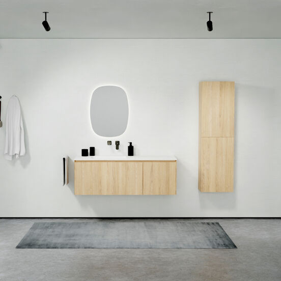 Balmani Idra zwevend badkamermeubel 135 x 55 cm natuur eik met Tablo Arcato asymmetrisch linkse wastafel in solid surface mat wit