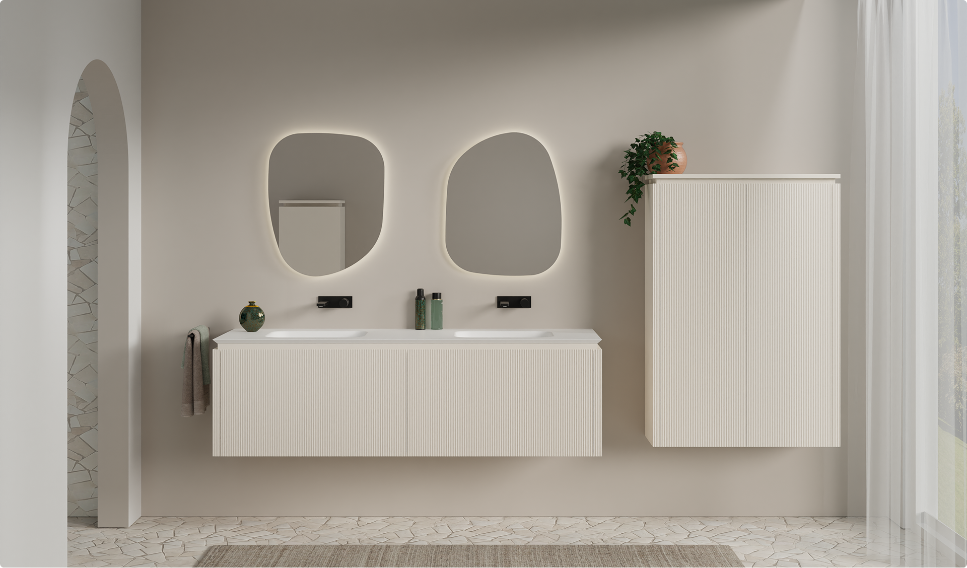 Salle de bains moderne avec meuble-lavabo clair à structure rainurée, double vasque, miroirs asymétriques avec éclairage et armoire haute