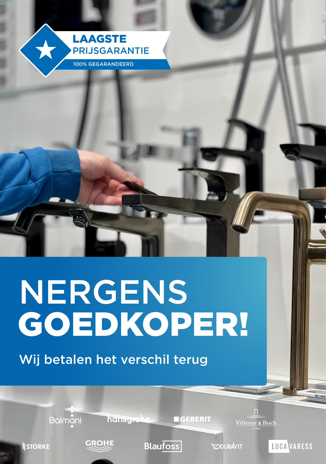 Een blauwe banner met de tekst “Nergens goedkoper! Wij betalen het verschil terug!” naast een foto van moderne zwarte, chromen en gouden kranen die geselecteerd worden door een hand – de laagsteprijsgarantie van X²O badkamers met merknamen zoals Balmani, Hansgrohe, Geberit en meer.