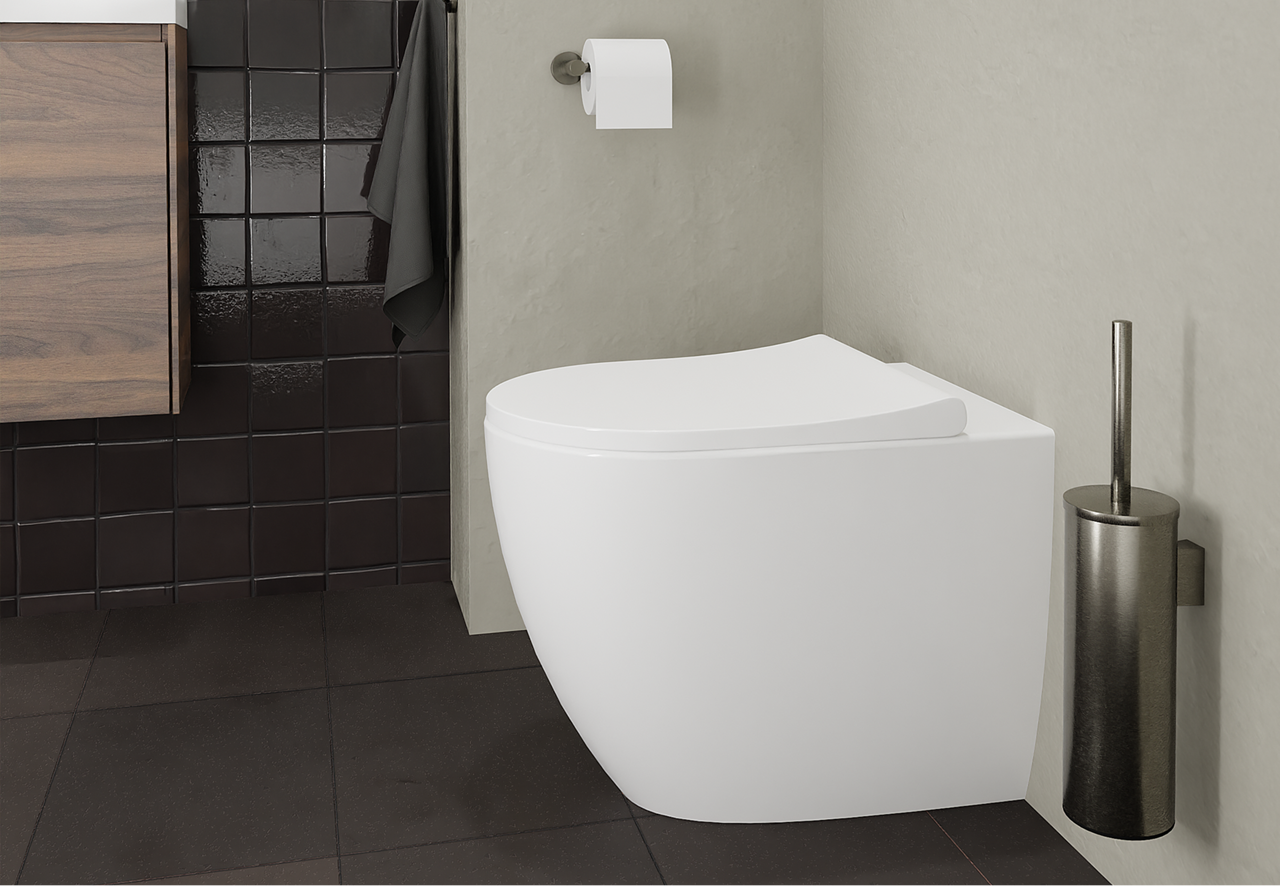 Une toilette blanche au design arrondi, installée contre un mur en carrelage noir brillant et un mur beige, avec une brosse WC métallique. Une combinaison moderne de x²o badkamers.