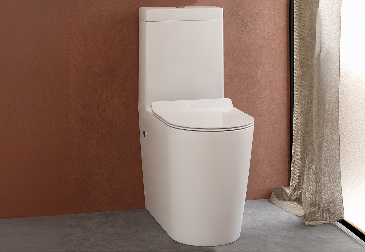Une toilette sur pied blanche, avec réservoir, placée contre un mur cuivré et près d’un rideau. Élégance contemporaine de x²o badkamers.
