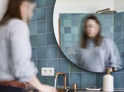 https://aduwlvajep.cloudimg.io/v7/https://x2o-micro-prd.s3.eu-central-1.amazonaws.com/cms-assets/ecomm_contentpages_assets/Blogs_thumbnailphotos_bathroominspiration/Page_1/mirror_cleaning.jpg?w=300&force-format=webp%2Cjpeg
