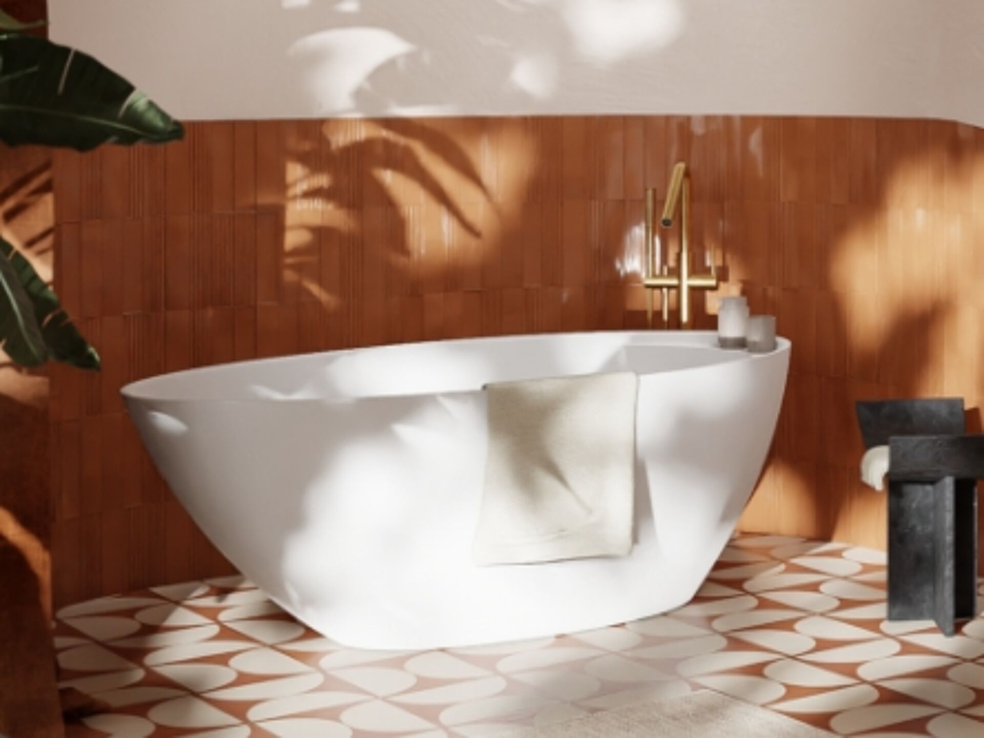 Baignoire avec robinet doré et carrelage aux teintes chaudes.