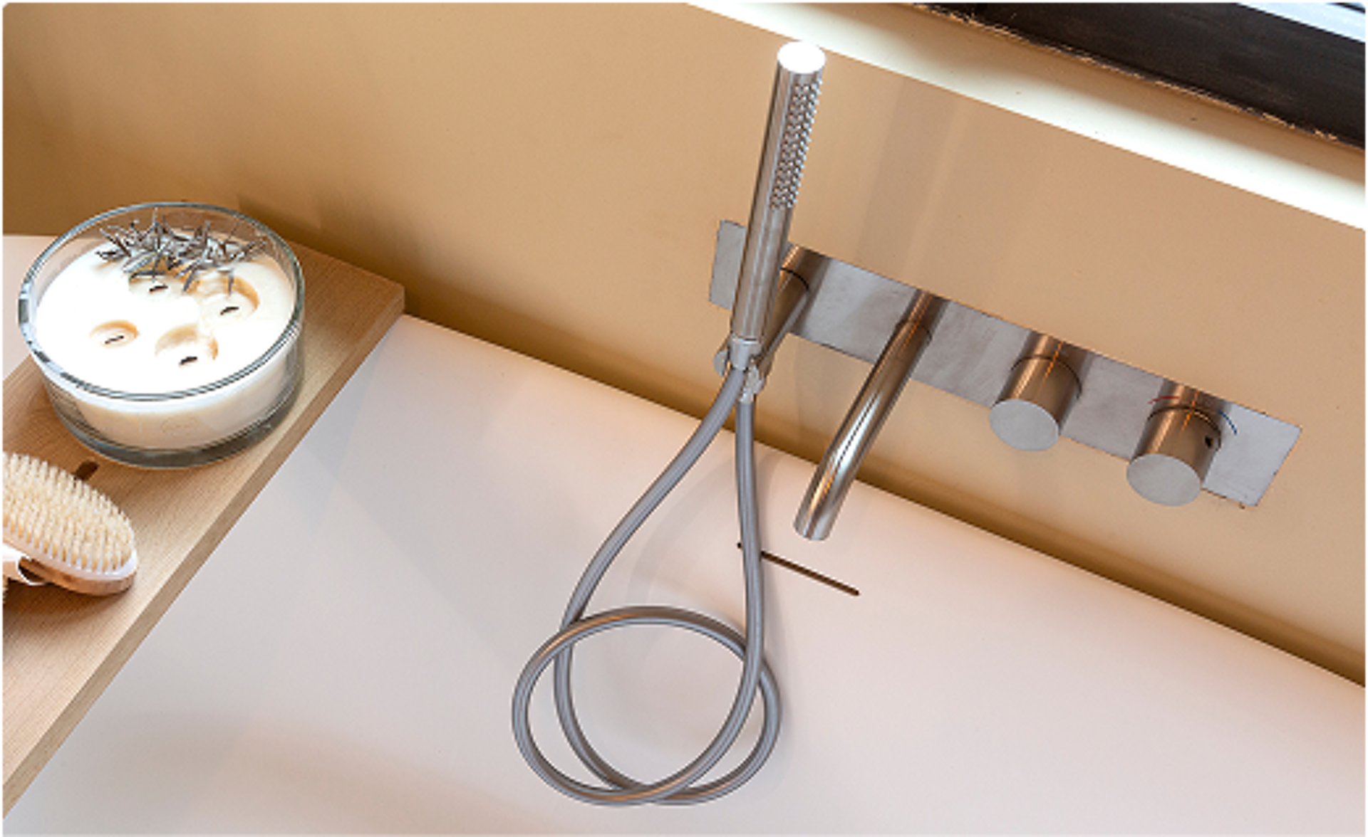 Inox handdouche met ingebouwde mengkranen in Scandinavisch badkamerdesign – natuurlijke elegantie via X²O Badkamers.