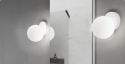Moderne runde Wandleuchte spiegelt sich in einem minimalistischen Badezimmerspiegel wider.