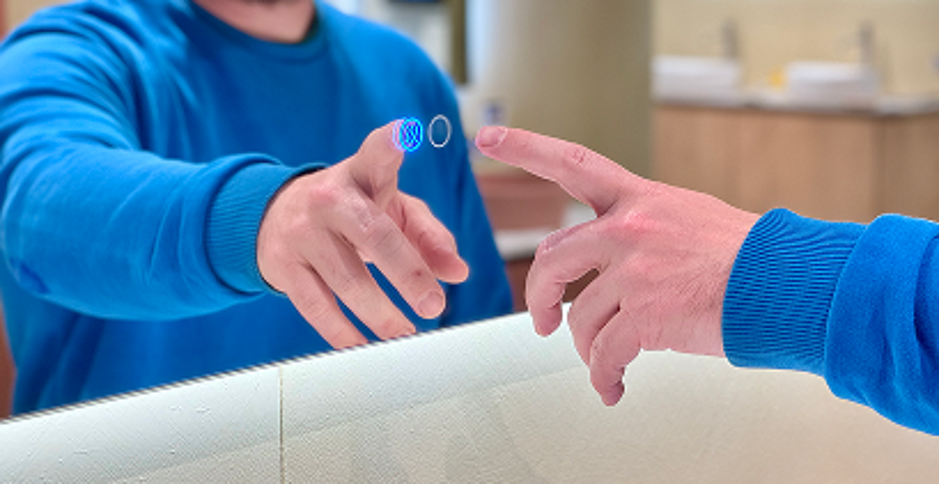 Mann bedient einen interaktiven Spiegel mit Touch-Funktion in einem modernen Badezimmer.