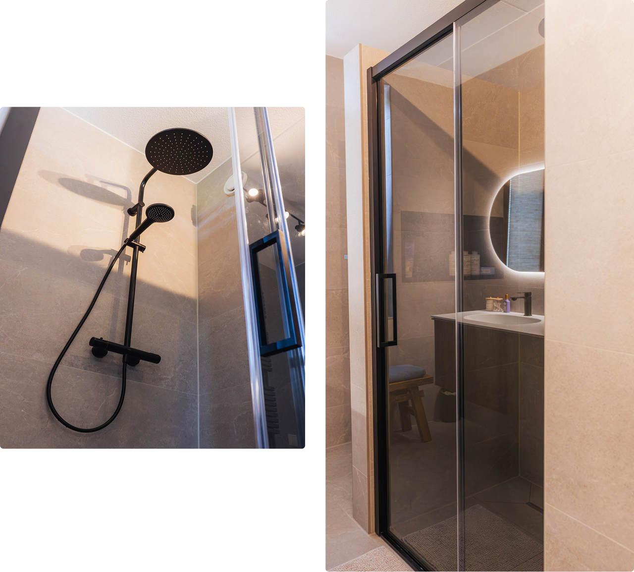 Links: Schwarze Regendusche mit Handbrause vor heller Wand. Rechts: Walk-in-Dusche mit Glasschiebetür und Holzwaschtisch mit beleuchtetem Spiegel.