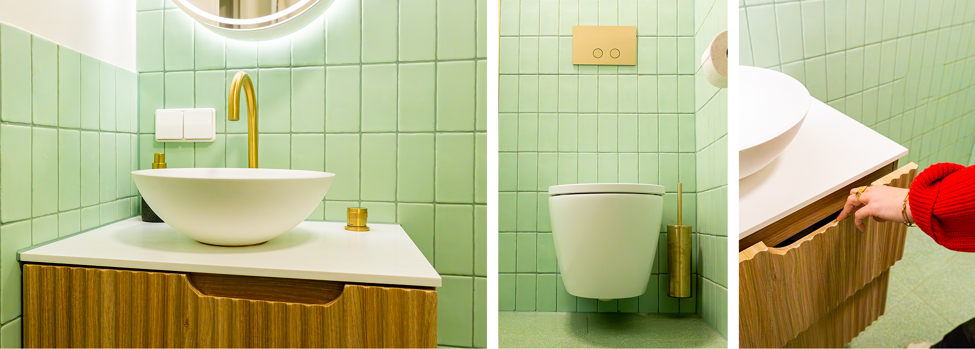  In deze x²o badkamers zie je links een waskom op een houten meubel met gouden kraan, in het midden een wandtoilet met gouden toiletborstel, en rechts een hand die een lade opent van het meubel.