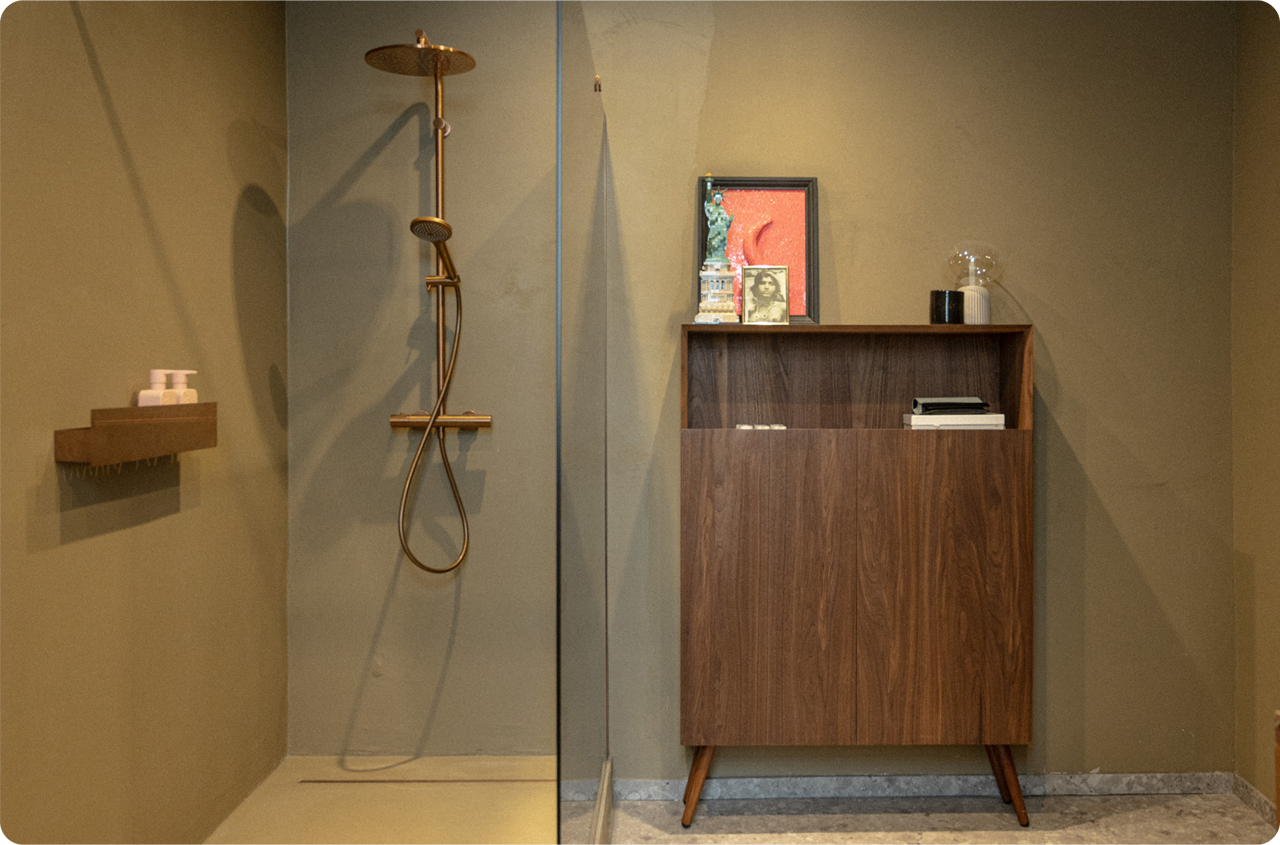 Offene X²O-Dusche mit Regendusche neben einem Retro-Schrank.