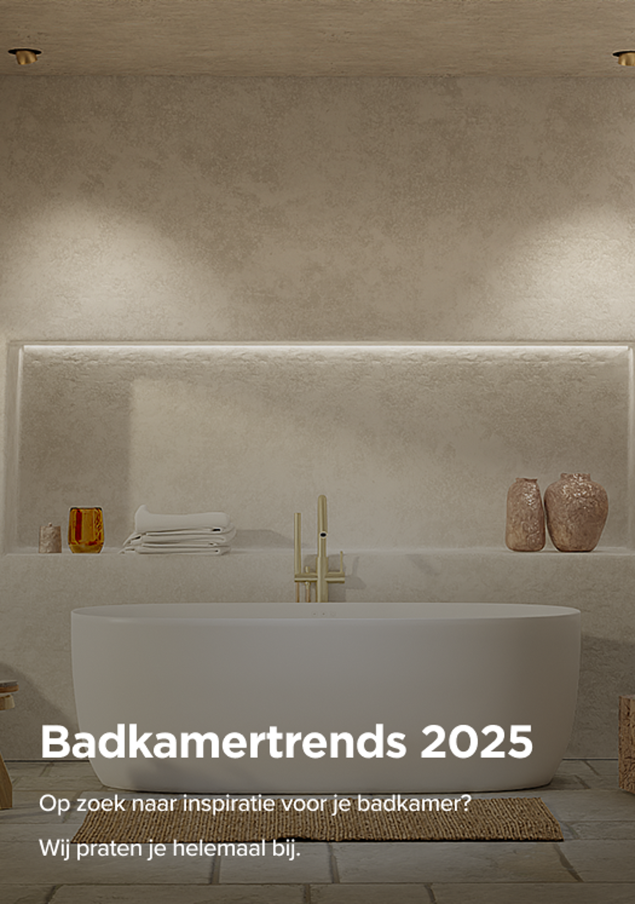Minimalistische x²o badkamers met een vrijstaand wit bad, ingebouwde nis met gevouwen handdoeken en aardewerken vazen, gouden kraan, natuurlijke kleuren en decoratief houten bijzettafeltje in een moderne ruimte met trap.