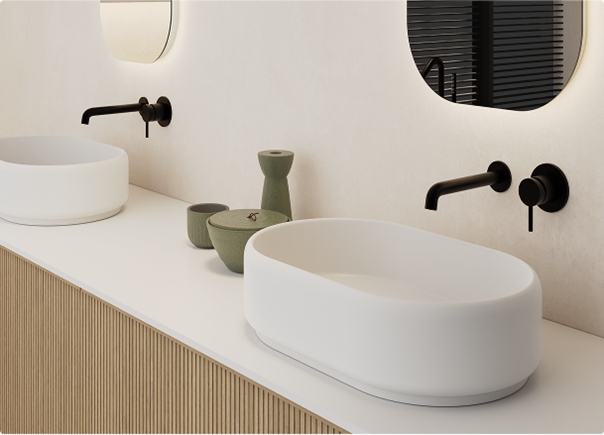 x²o Badezimmer mit organischen Formen, ovalen Aufsatzwaschbecken, runden Spiegeln mit Beleuchtung, schwarzen Wandarmaturen und erdtonfarbenen Accessoires auf einem Holzunterschrank.