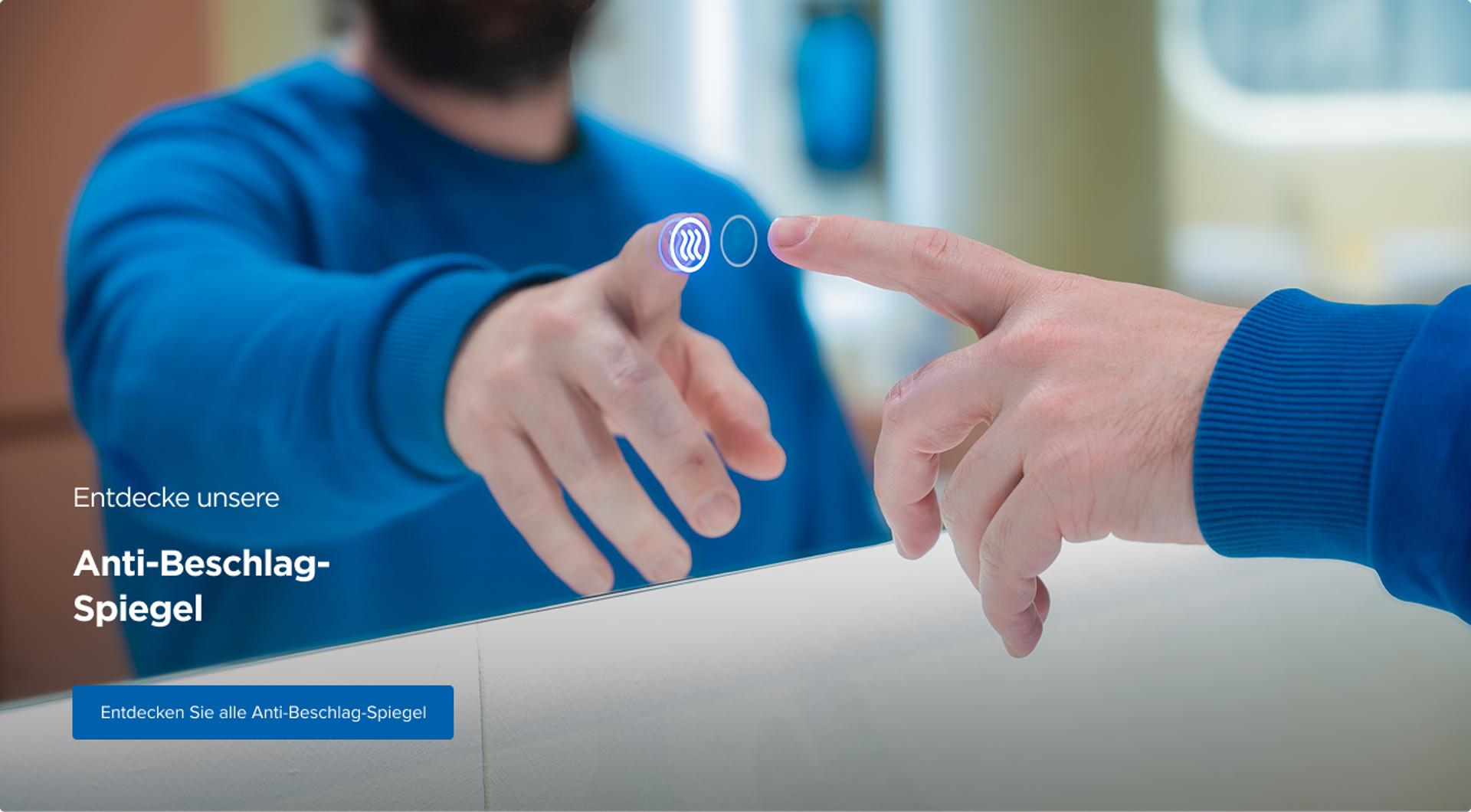 Ein Mann im blauen Pullover aktiviert durch Berühren eines beleuchteten Symbols auf der Spiegeloberfläche die Anti-Beschlag-Funktion eines intelligenten Spiegels von X²O – ein Beispiel für moderne Technik im X²O Badezimmer.
