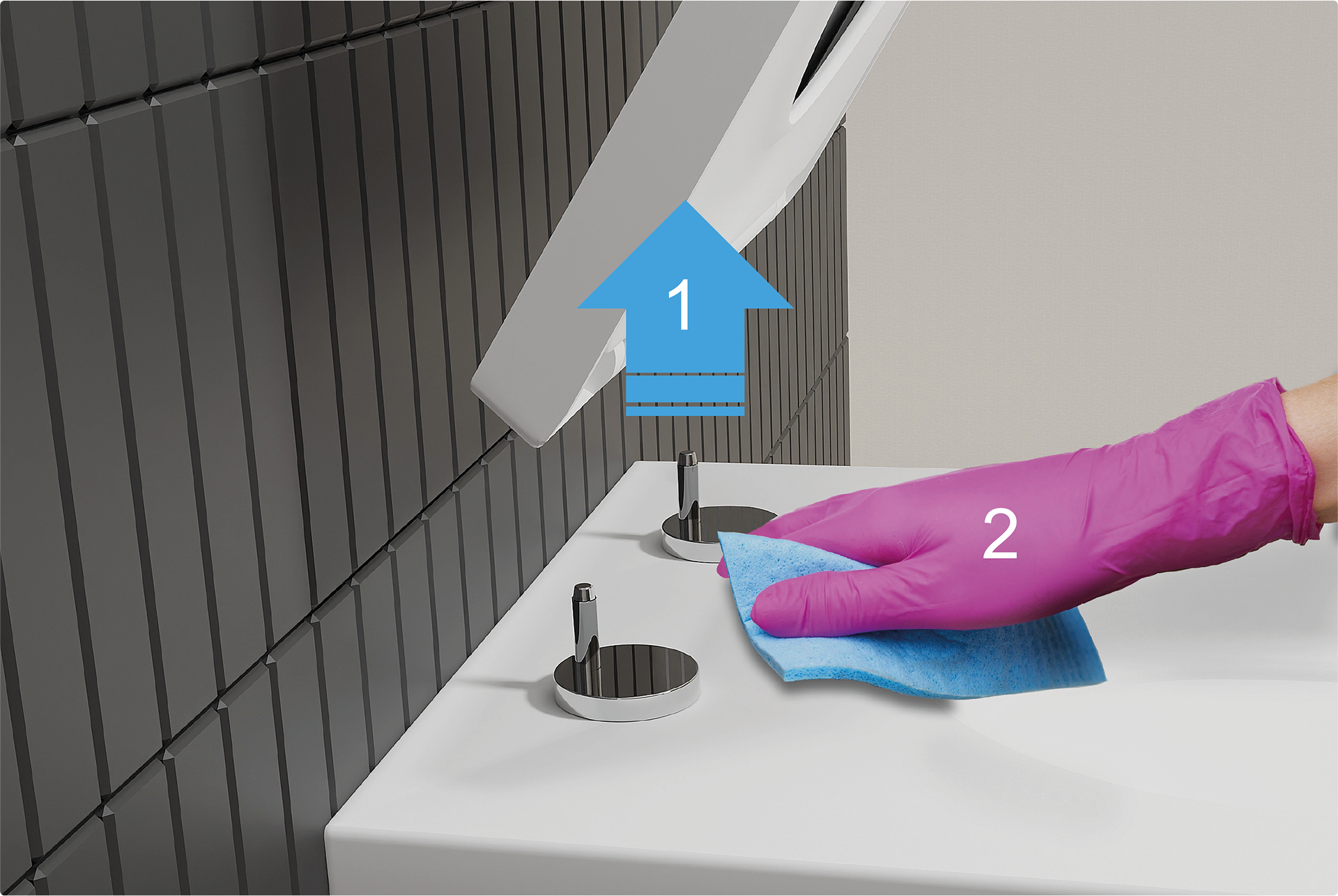 Close-up van een toiletbril die omhoog wordt gehaald (1) en een hand met roze handschoen die het oppervlak schoonmaakt met een doekje (2). Een duidelijke uitleg van de easy clean-functie van x²o badkamers.