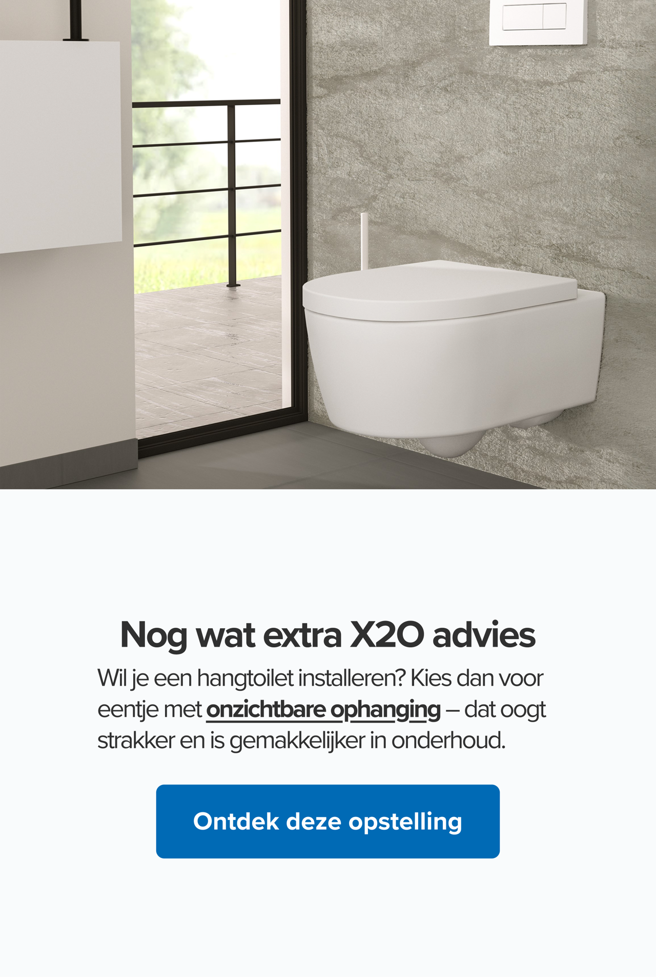 Een witte hangwc met afgeronde vormen tegen een betonlook muur, met een witte wc-borstel ernaast. Een industriële stijl van x²o badkamers.
