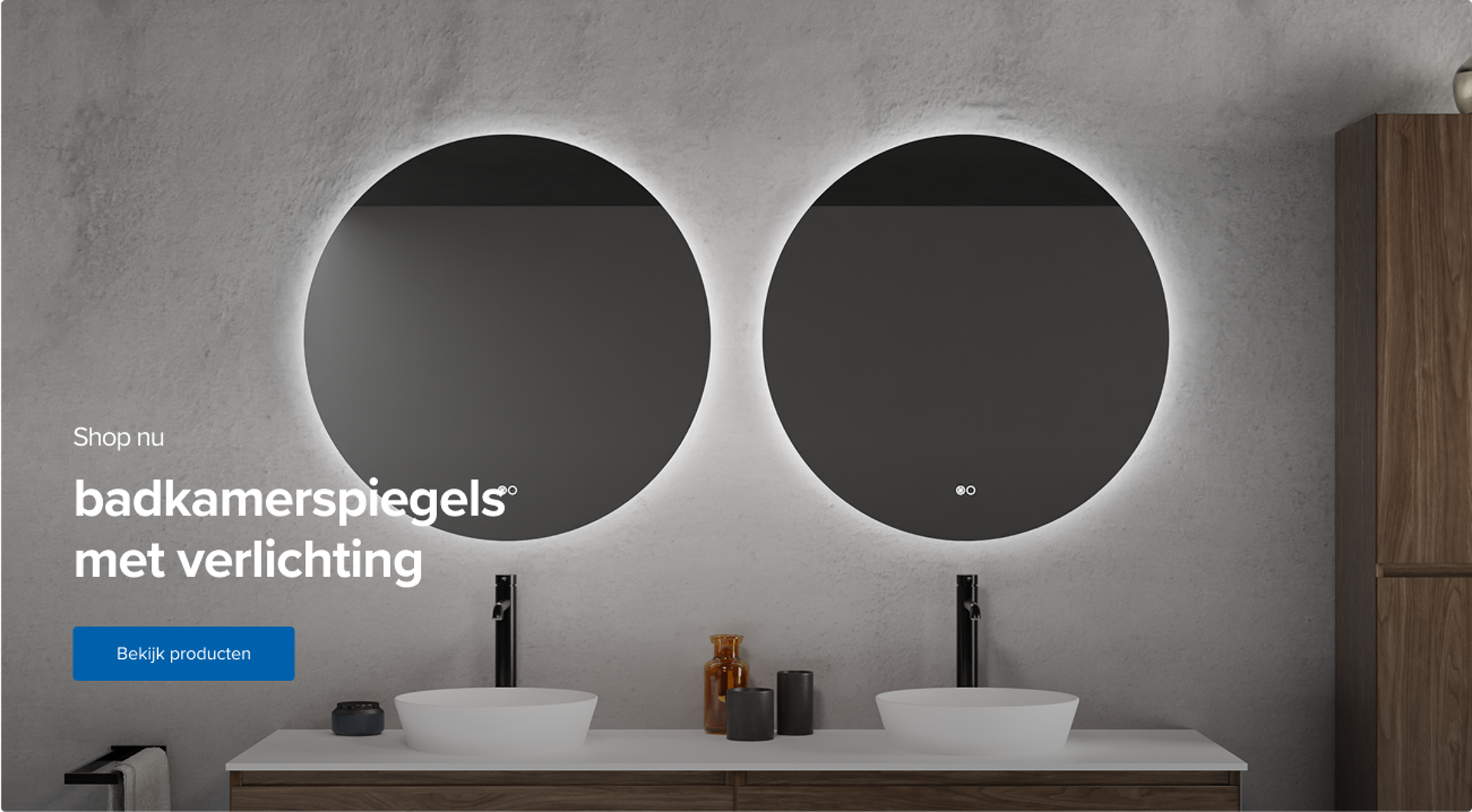 Twee ronde badkamerspiegels met geïntegreerde verlichting boven dubbele waskommen en houten onderkast – designinspiratie van x²o badkamers.