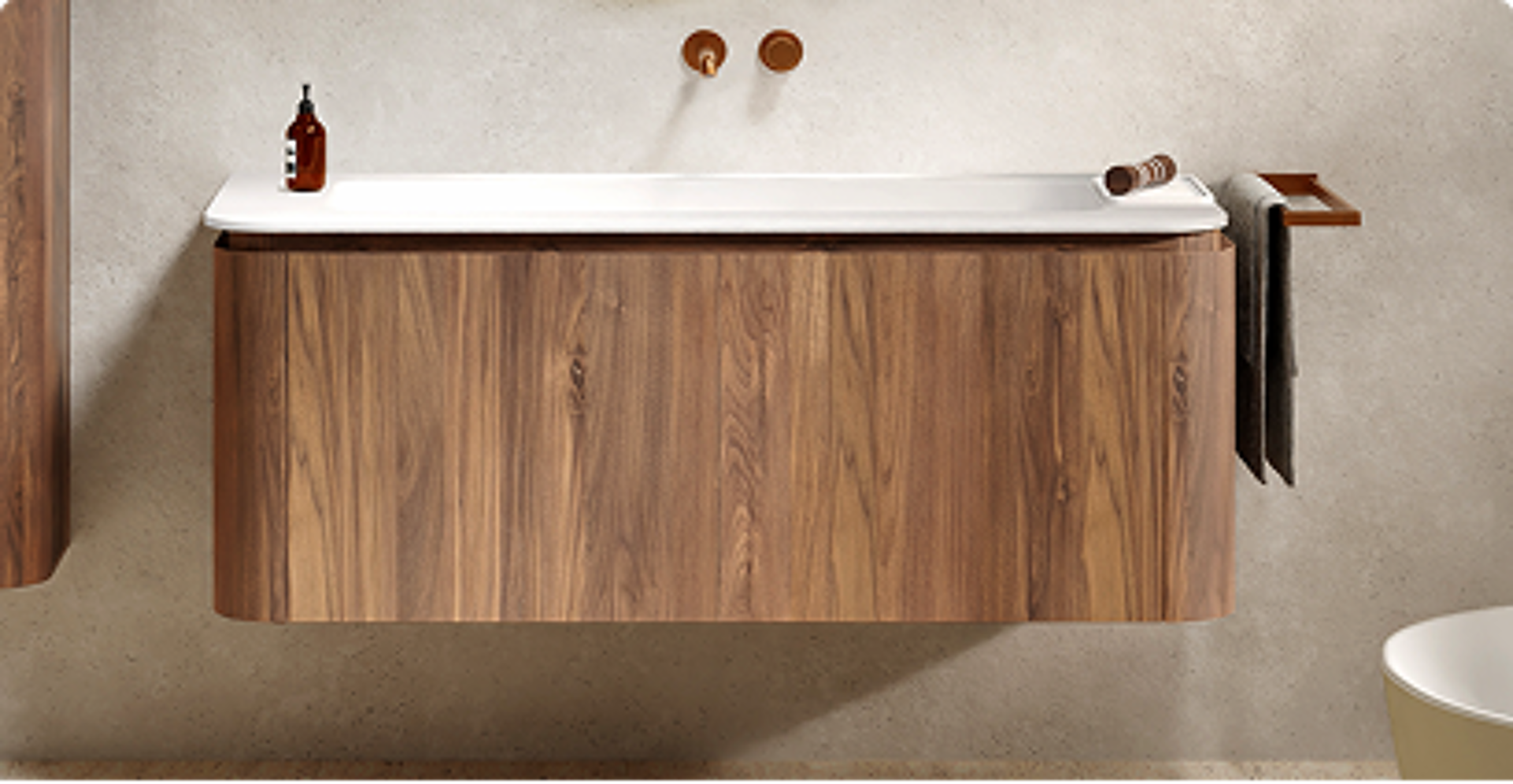 Badkamermeubel in warme houtlook met wit wastafelblad, wandgemonteerd, met minimalistische accessoires – te zien bij x²o badkamers.