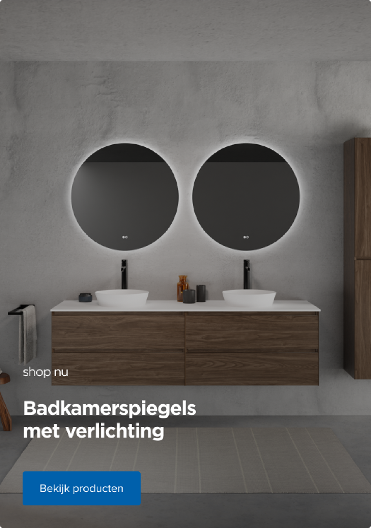 Twee ronde badkamerspiegels met geïntegreerde verlichting boven dubbele waskommen en houten onderkast – designinspiratie van x²o badkamers.