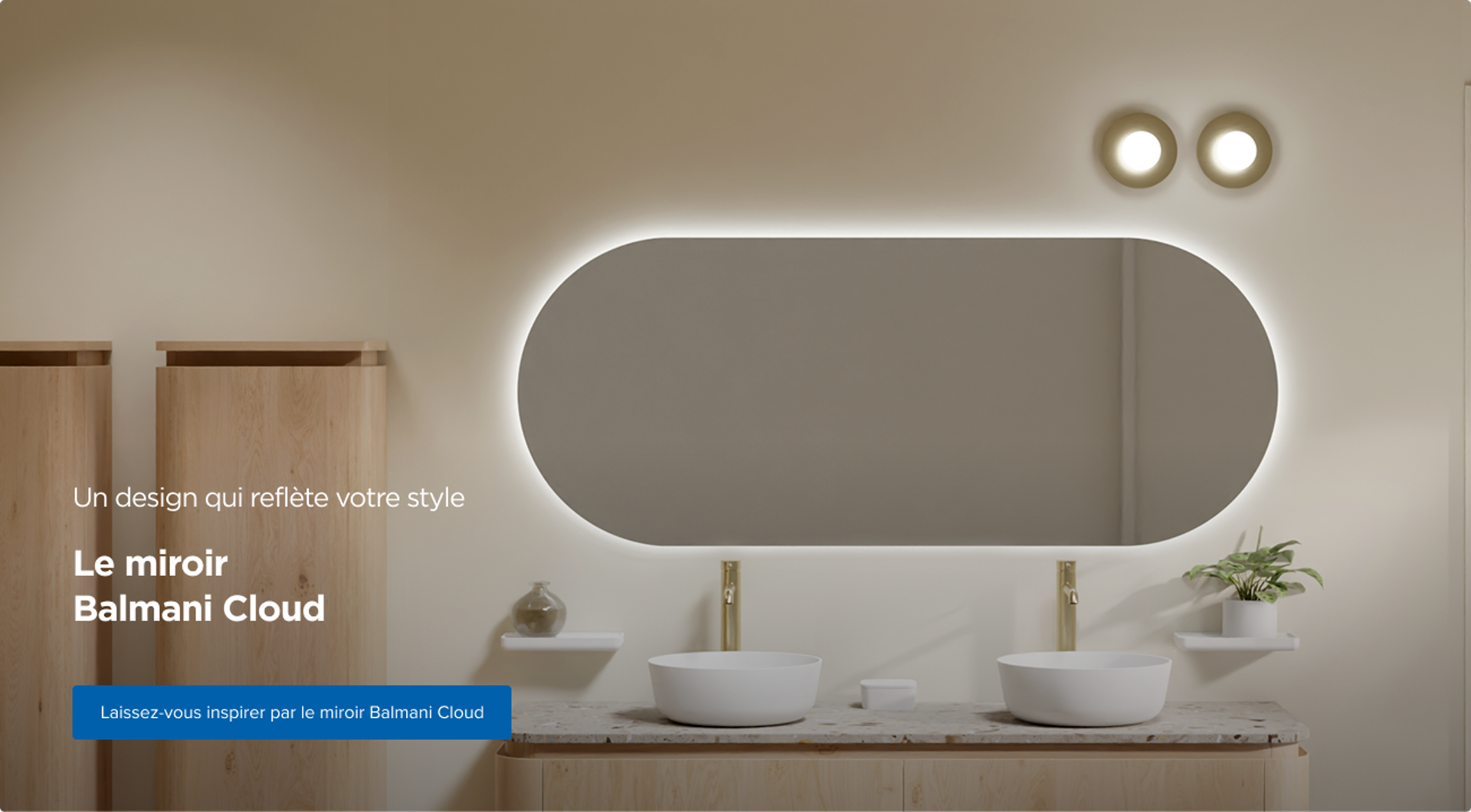 Un miroir mural ovale avec éclairage LED périphérique, au-dessus d’un meuble en bois clair avec deux lavabos blancs, plantes et éléments de décoration – design Balmani Cloud par X²O badkamers.