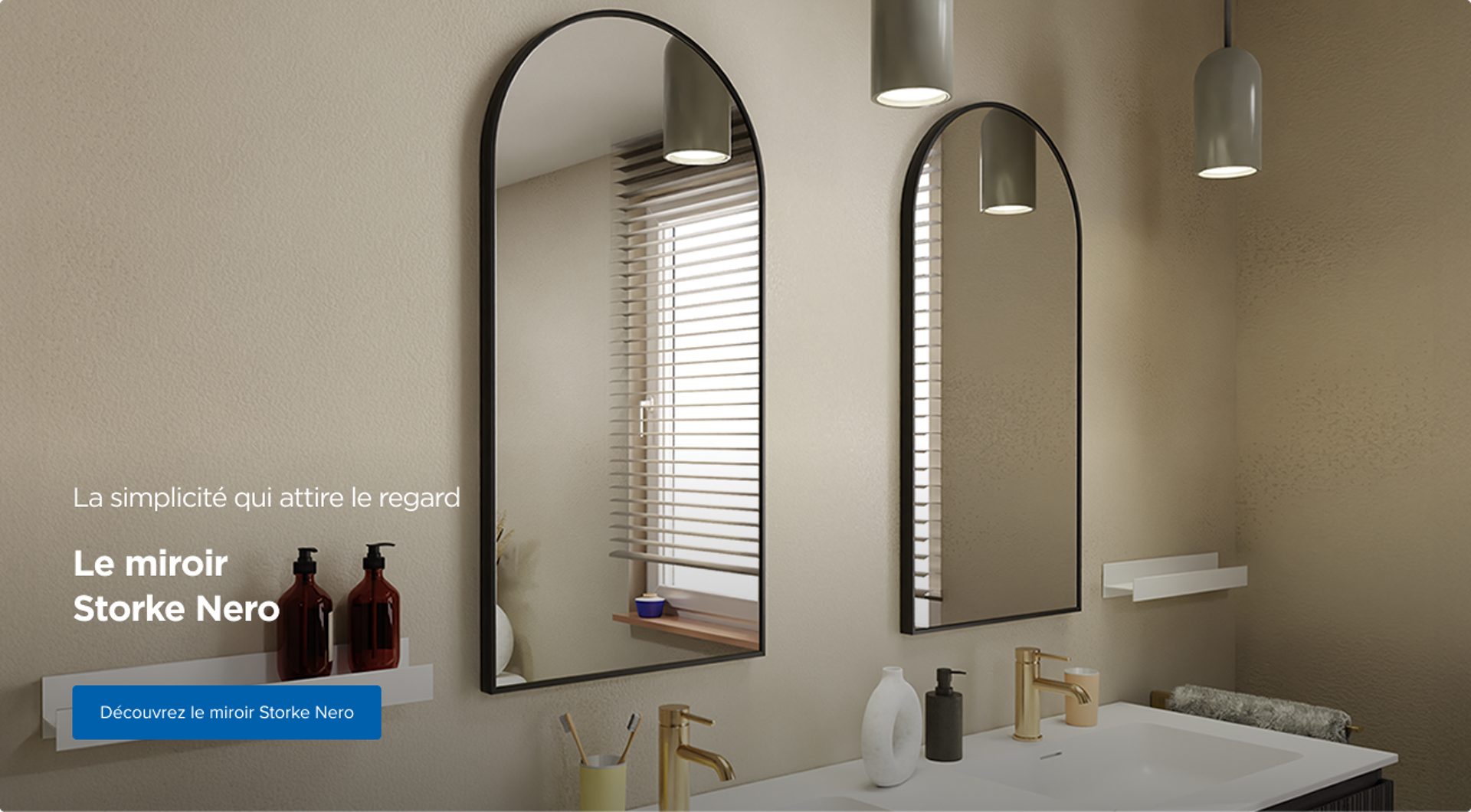 Deux miroirs rectangulaires à cadre noir placés au-dessus d’un meuble à double vasque, avec robinetterie dorée et suspensions modernes – collection Storke Nero de X²O badkamers.