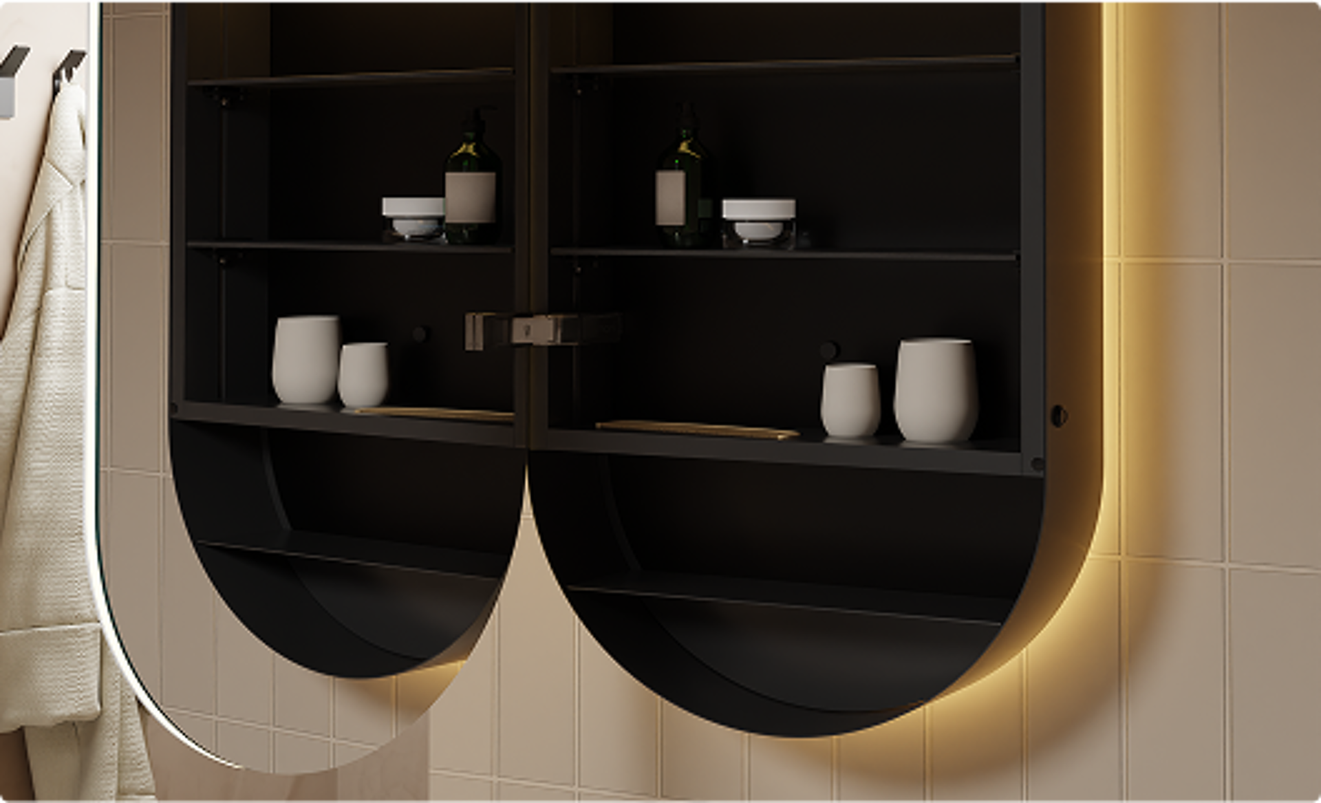 Een open zwarte spiegelkast met afgeronde vormen, indirecte LED-verlichting en accessoires zoals flesjes en bekers. Een luxe en moderne opbergoplossing uit het gamma van x²o badkamers.
