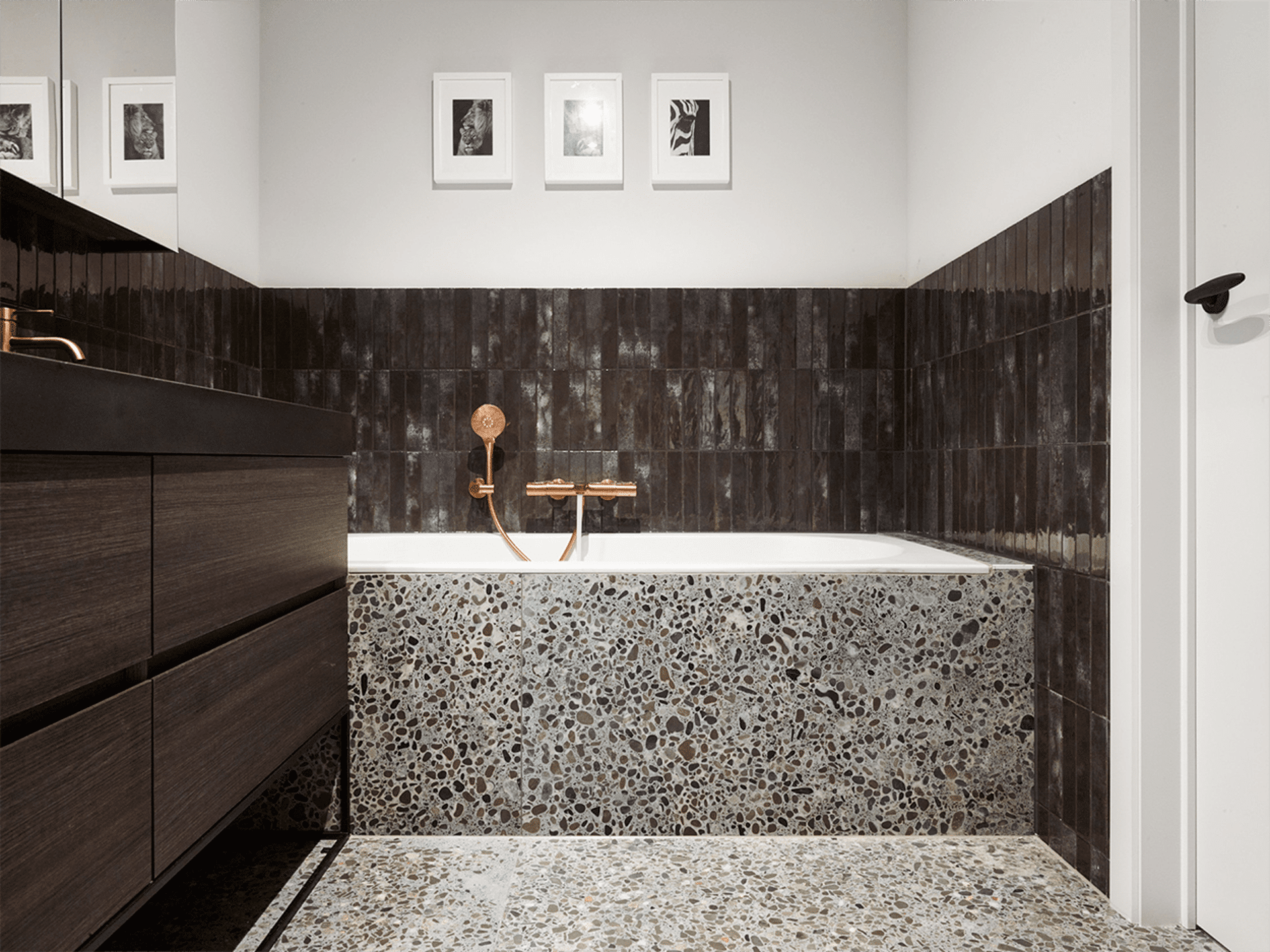 Ruwe staat van een badkamer in aanbouw
