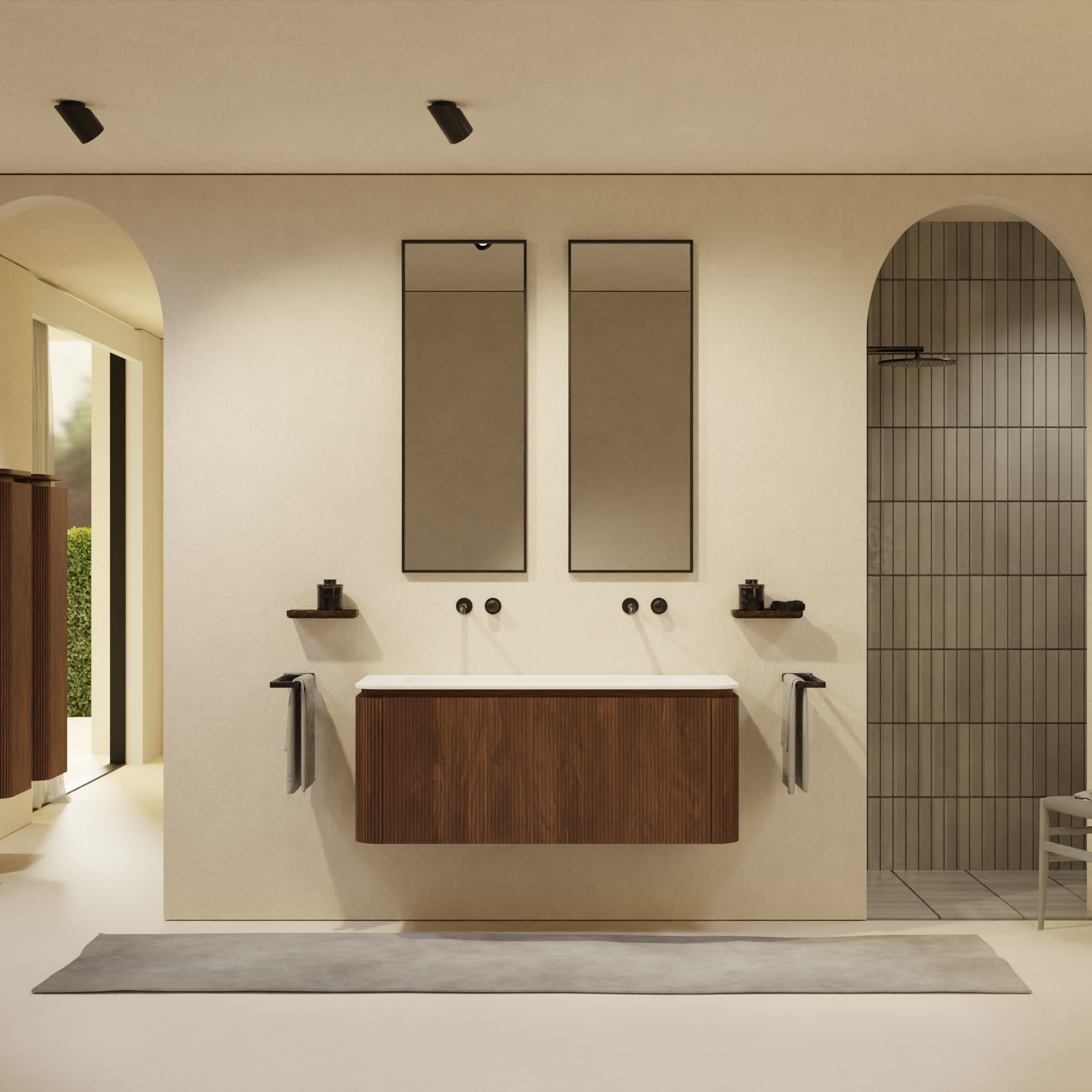 Salle de bain minimaliste avec meuble lavabo en bois, deux miroirs, robinets noirs, une douche avec carrelage et un tapis de sol neutre.