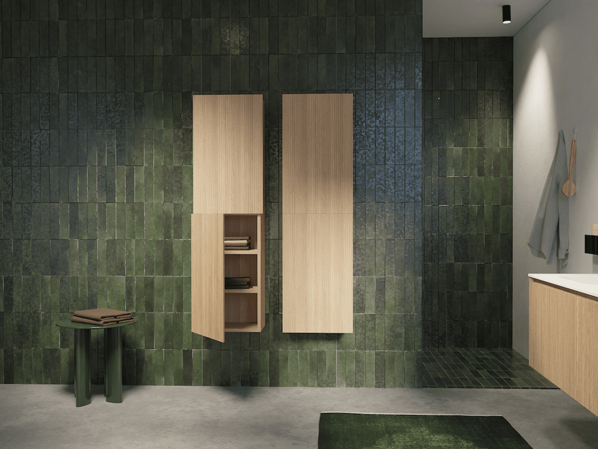 Houten wandkasten in de badkamer met een open vak, tegen een groene betegelde muur voor een natuurlijke uitstraling.