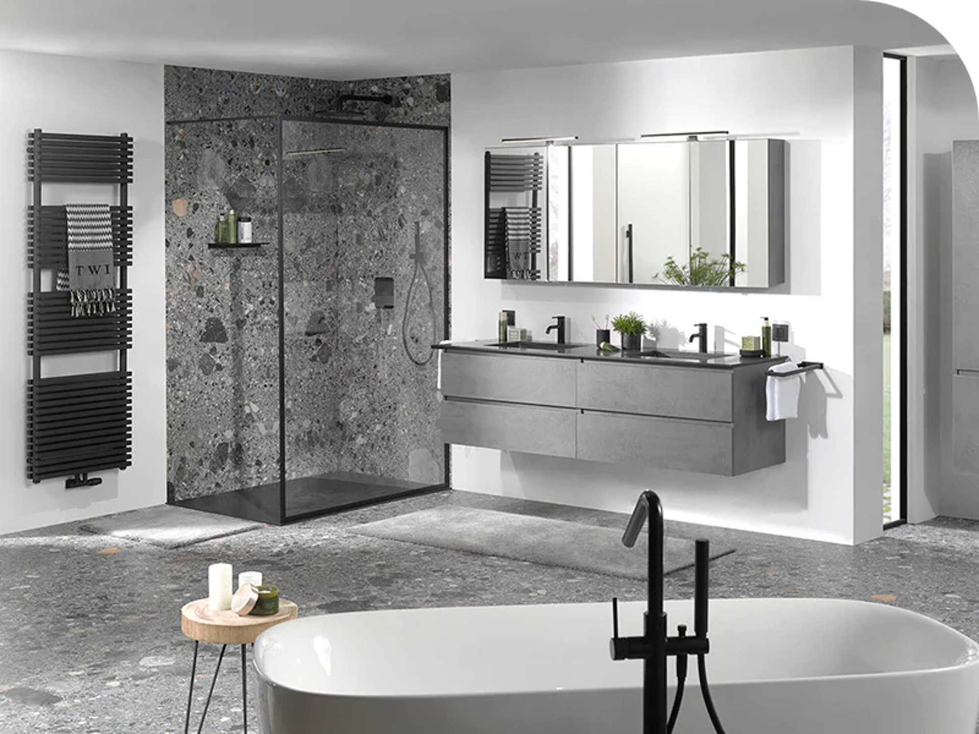  Luxuriöses Badezimmer mit Walk-in-Dusche, freistehender Badewanne und schwebendem Betonlook-Möbel.