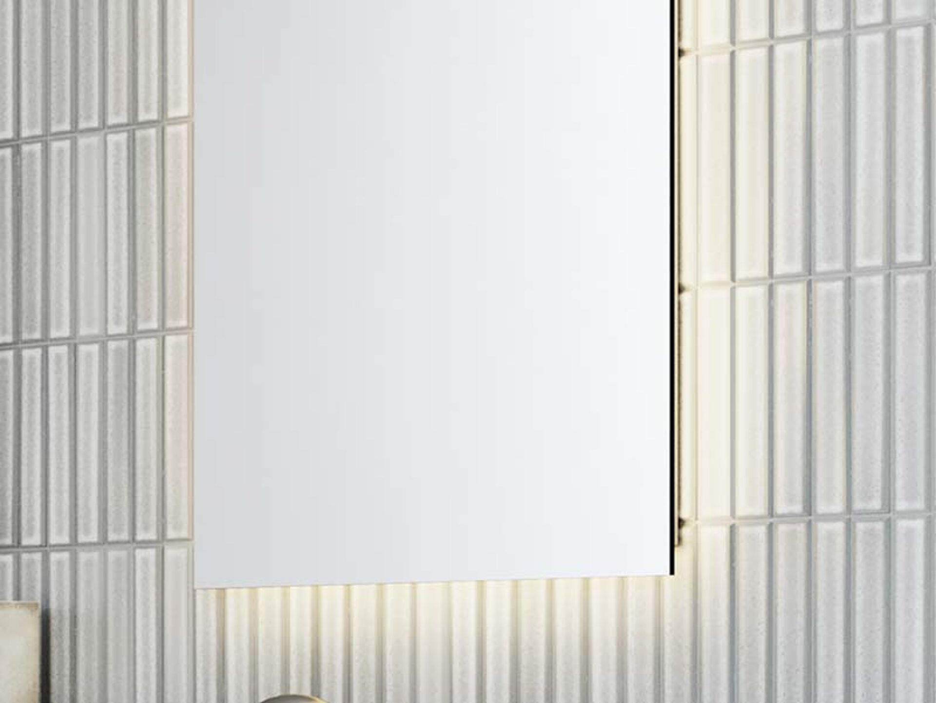 Moderne Spiegelschrank mit integrierter LED-Beleuchtung, schlichtes Design und zusätzlicher Stauraum im Bad.