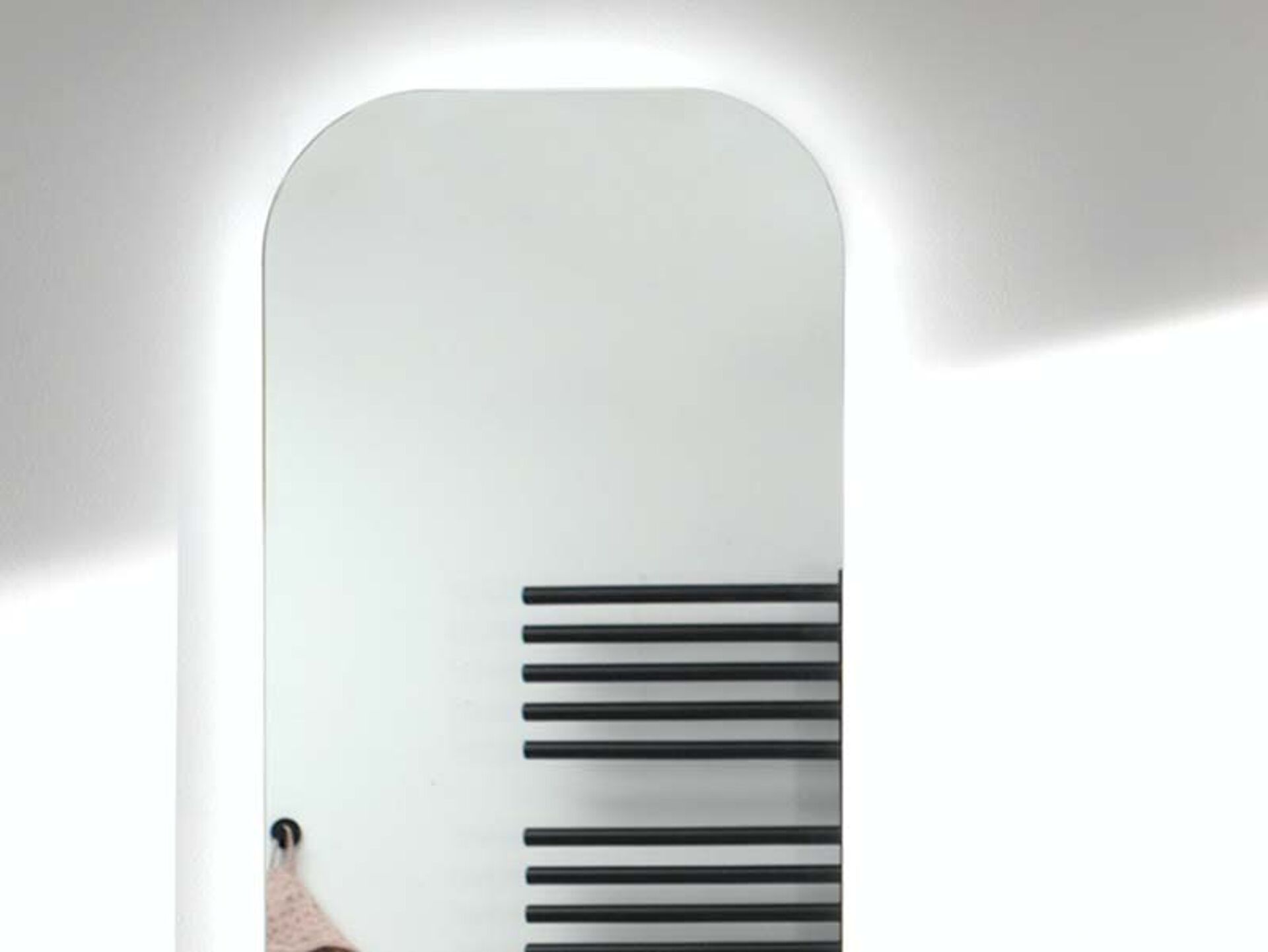 Ovaler Spiegel mit integrierter LED-Beleuchtung, modernes und minimalistisches Design für das Badezimmer.