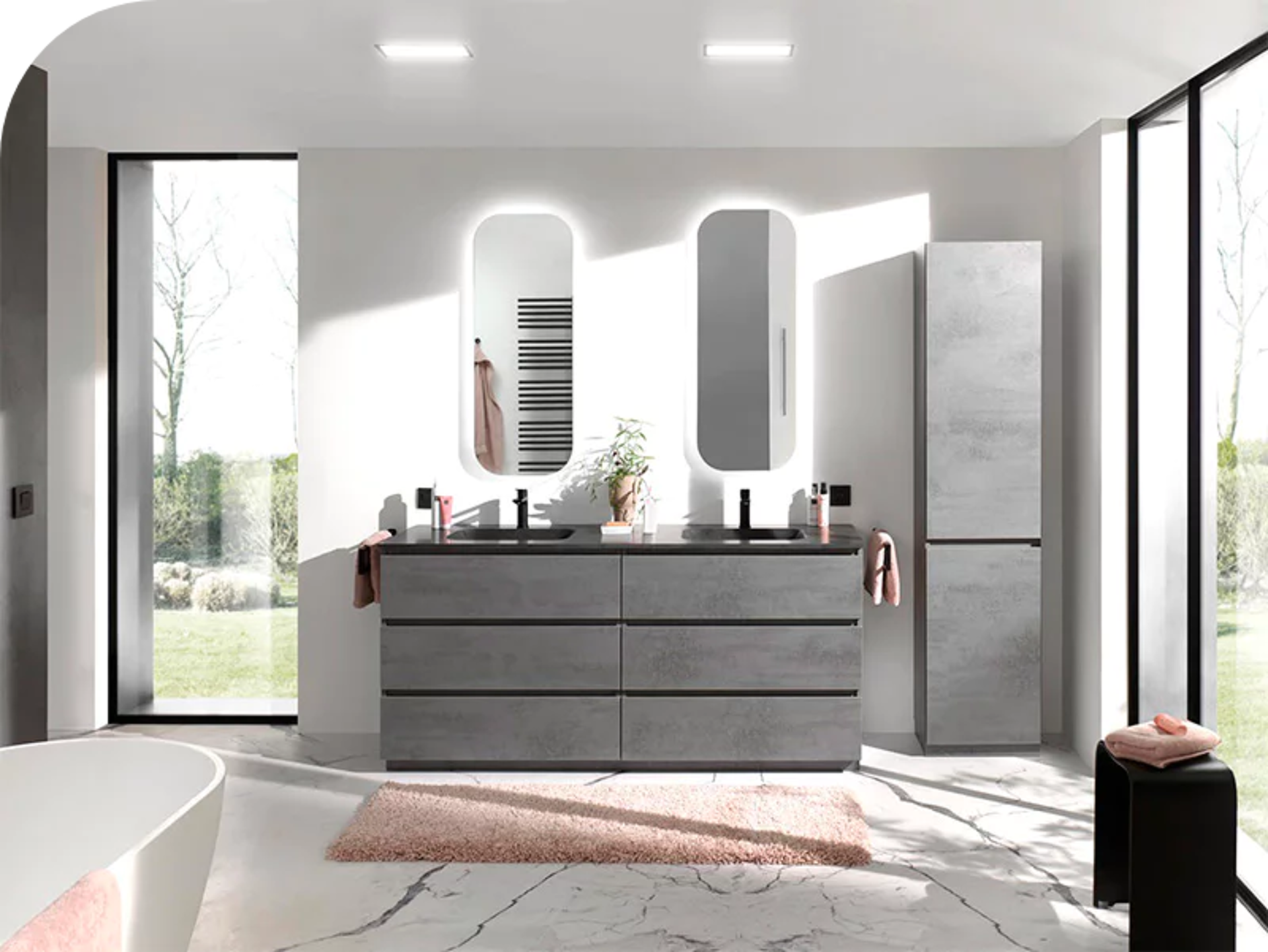 Modernes Badezimmer mit Doppelwaschtisch in Betonoptik, beleuchteten Spiegeln und Marmorboden