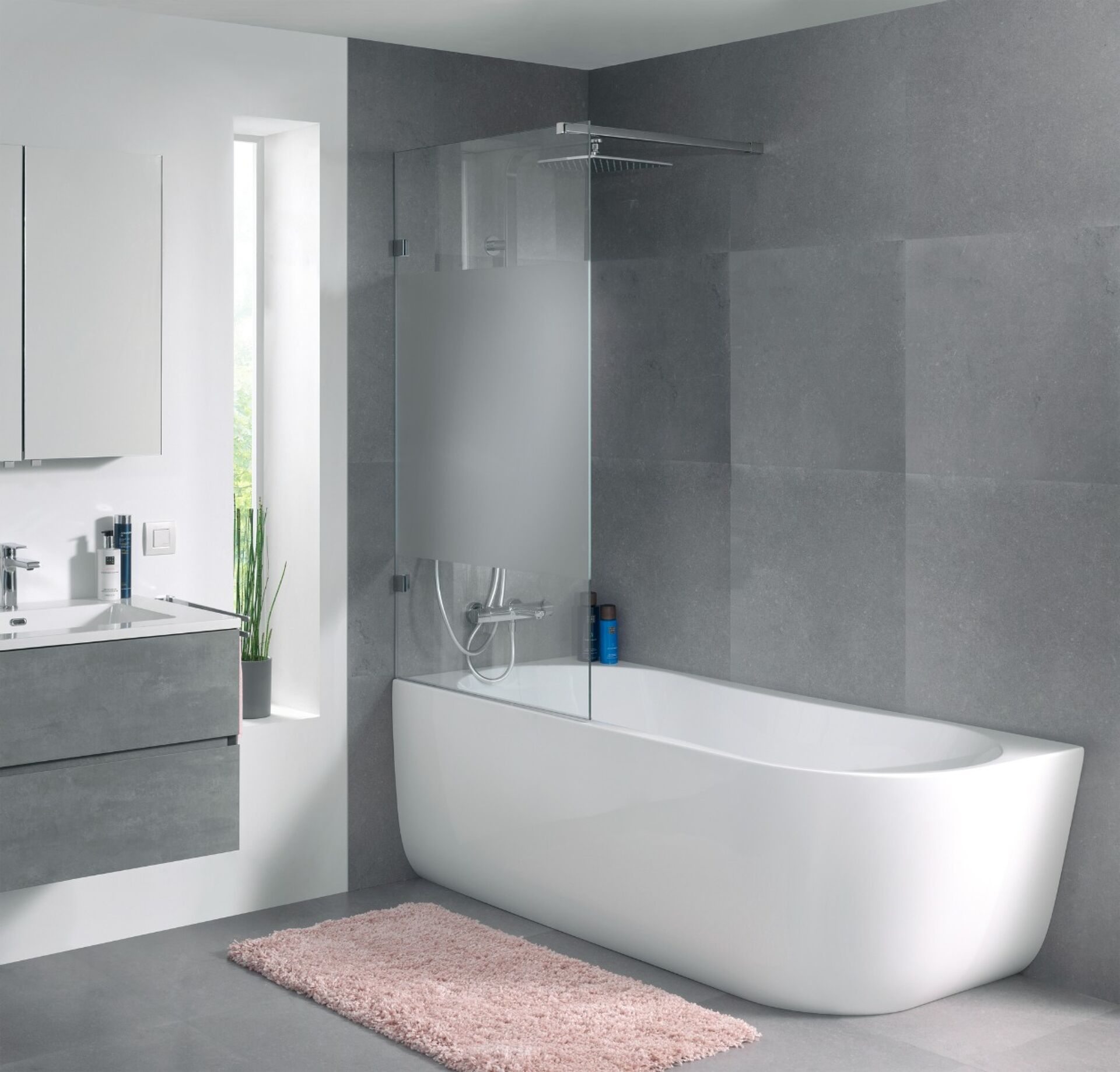 Modernes Badezimmer mit freistehender Badewanne, Glas-Duschwand und grauen Wandfliesen.