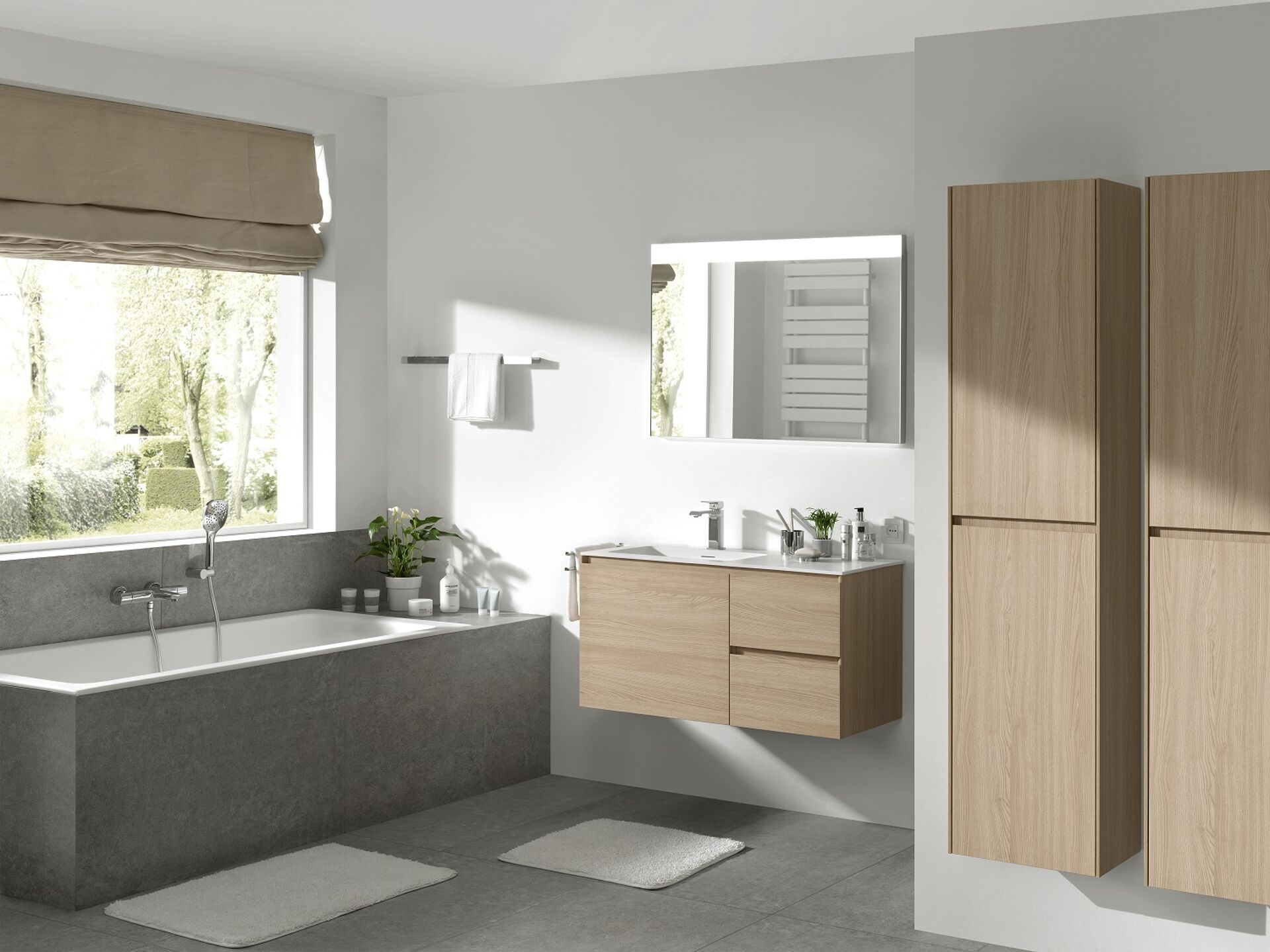  Stilvolles Badezimmer mit Holzmöbeln, Badewanne und großem beleuchtetem Spiegel.