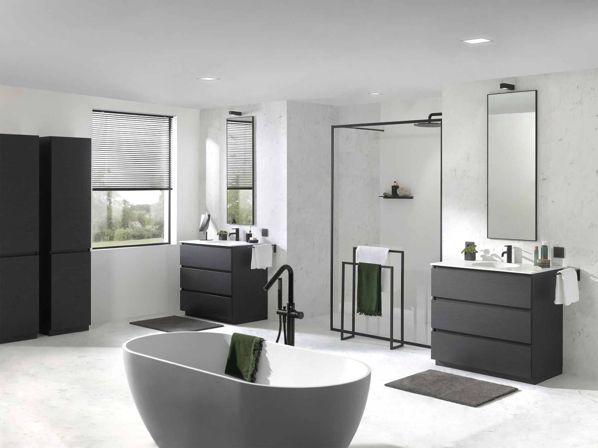 Geräumiges Badezimmer mit zwei schwarzen Waschbeckenmöbeln, Walk-In-Dusche und freistehender Badewanne.