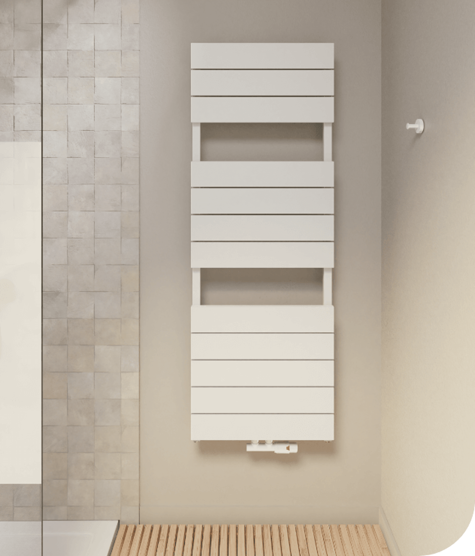 Weißer Designheizkörper mit horizontalen Paneelen und offenen Bereichen, ideal als Handtuchwärmer im Bad.